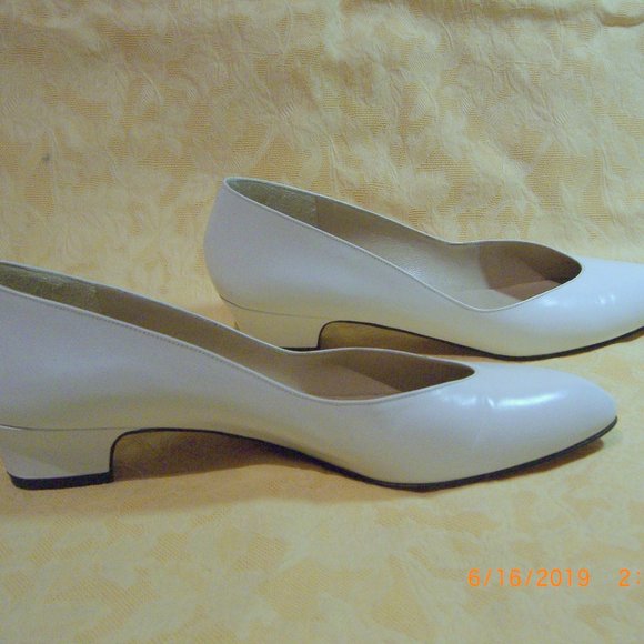 White Low Heeled Pumps 8 1/2 AA - Picture 1 of 7